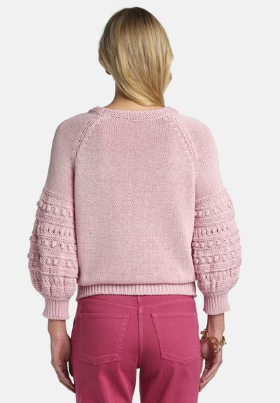 Suéter rosa de punto con mangas globo texturizadas, cuello y dobladillo acanalados, con un ajuste holgado y patrón decorativo en las mangas.