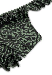 Zöld fodros bikini alsó fekete absztrakt leopárdmintával, steppelt szegéllyel és egy kis logós címkével.