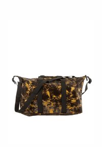 Dufflebag met een bruin-gele tie-dyeprint, gemaakt van duurzaam materiaal met dubbele bovenhandvatten en een verstelbare schouderband.