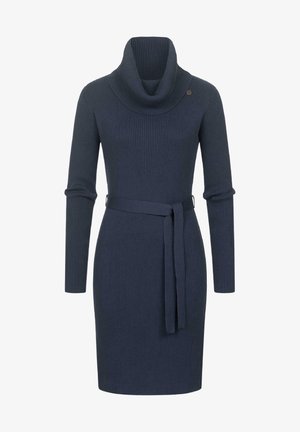 Vestido de punto acanalado en azul marino oscuro, con cuello de sastre, mangas largas y un cinturón de la misma tela ajustado en la cintura. Diseño minimalista con un acento sutil.