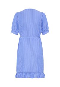 Robe courte à manches courtes bleue avec rayures blanches verticales, ceinture à la taille, manches retroussées et ourlet à volants montrée de dos sur fond blanc.