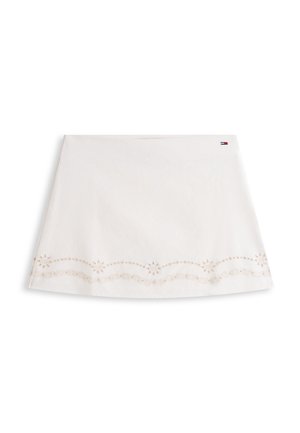 Hvid A-formet nederdel med blomsterbroderi langs kanten og et lille rektangulært logo nær taljen.