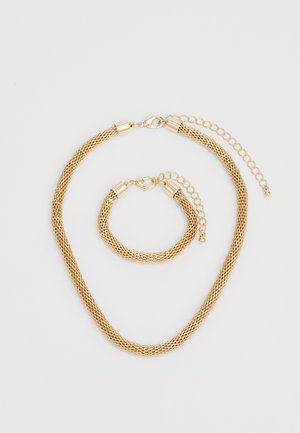 Set de colier și brățară din metal de culoare aurie, având designuri din plasă, închidere cu carabină și lanț ajustabil pentru o potrivire perfectă.
