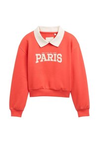 Koraalkleurige, cropped sweatshirt met een witte kraag. Heeft "PARIJS" in vet, witte tekst en "DE STAD VAN DE LIEFDE" er boven in een kleiner lettertype afgedrukt.
