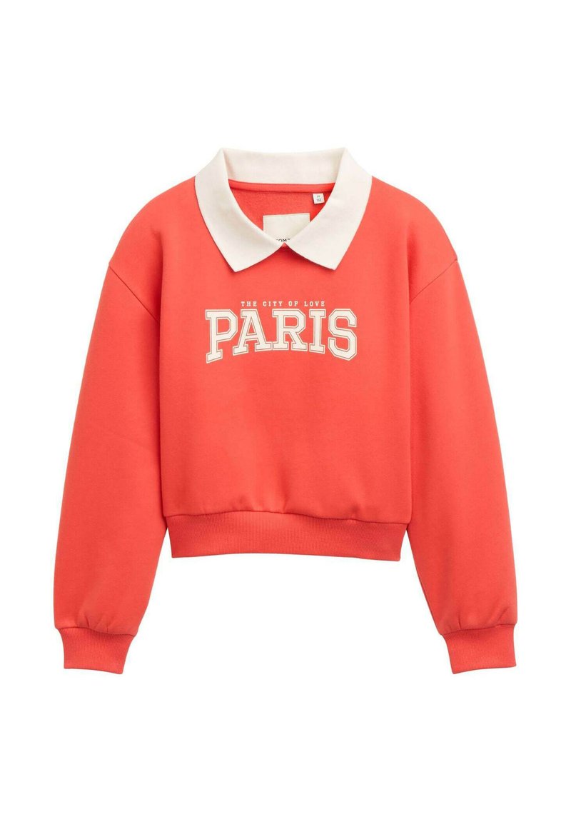 Koraalkleurige, cropped sweatshirt met een witte kraag. Heeft "PARIJS" in vet, witte tekst en "DE STAD VAN DE LIEFDE" er boven in een kleiner lettertype afgedrukt.