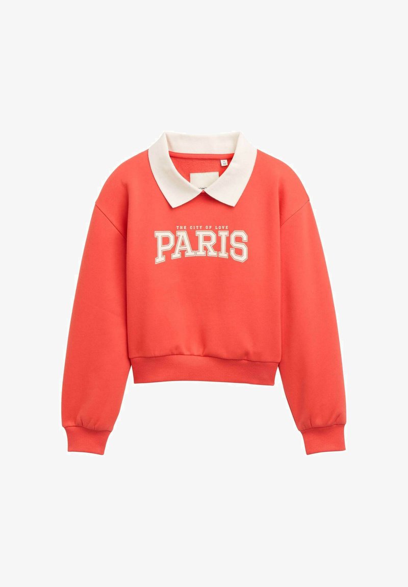 Koraalkleurige, cropped sweatshirt met een witte kraag. Heeft "PARIJS" in vet, witte tekst en "DE STAD VAN DE LIEFDE" er boven in een kleiner lettertype afgedrukt.