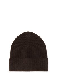 Gorro de lana marrón oscuro con textura acanalada y dobladillo doblado, que muestra un material suave y flexible y un diseño estilizado.