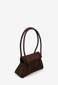 Bolso de mano de ante marrón con una forma estructurada, que cuenta con dos asas largas y un cierre a presión. Detalles en negro en los bordes.