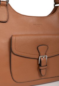 Borsa a tracolla in pelle marrone con superficie texturizzata, tasca a patta frontale, accessori in argento e dettagli cuciti. Logo impresso sul retro.