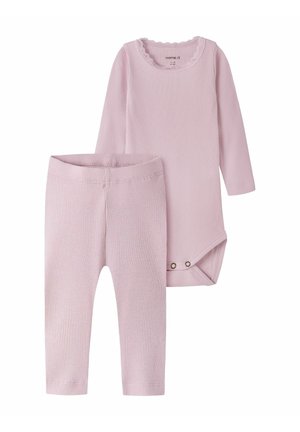 Weich rosa geripptes Baby-Body mit langen Ärmeln und Druckknöpfen sowie passende gerippte Leggings, beide aus dehnbarem Stoff gefertigt.