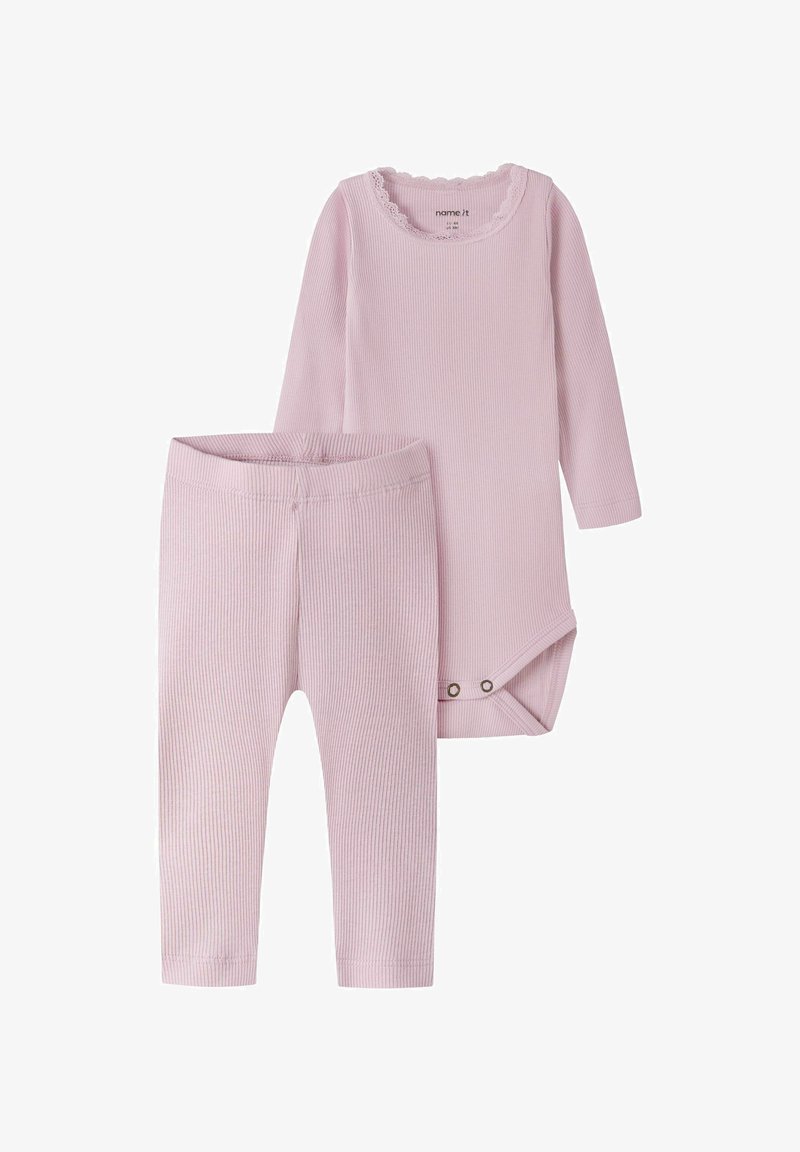 Blødt lyserødt ribbet babybody med langærmer og trykknapper samt matchende ribbede leggings, begge lavet af elastisk stof.
