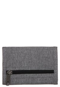 Billetera de tela gris con un acento negro con cremallera. Presenta una superficie texturizada, forma rectangular compacta y costuras reforzadas.