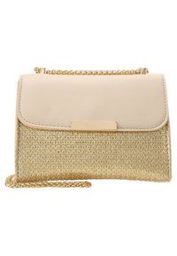 Borsa a tracolla intrecciata in oro con pattina in pelle sintetica color crema, accessori in oro e tracolla a catena. Misura circa 20 centimetri di larghezza.
