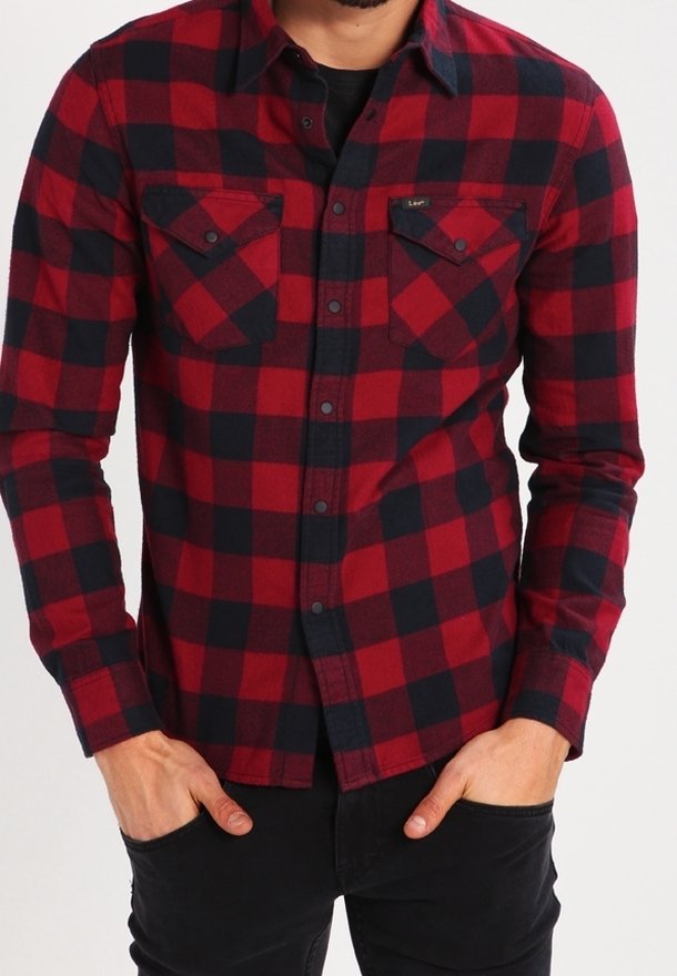 Czerwona i czarna koszula flanelowa w kratę, z dwoma kieszeniami na piersi, zapięciem na guziki z przodu oraz długimi rękawami. Posiada zaokrąglony dolny brzeg i miękką teksturę.