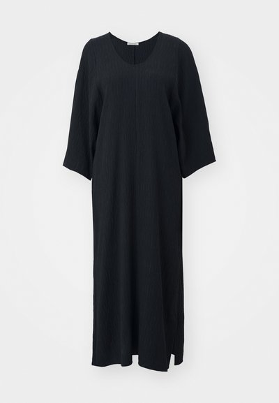 Črna obleka do kolen z udobnim krojem, ki ima okrogel izrez in tričetrtinske rokave. Teksturovana tkanina z diskretnim vzorcem.