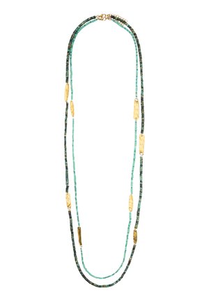 Długi naszyjnik z podwójnym rzędem małych turkusowych i ciemnozielonych koralików, ozdobiony nieregularnymi złotymi owalnymi elementami metalowymi i złotym zapięciem.
