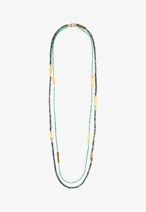 Długi naszyjnik z podwójnym rzędem małych turkusowych i ciemnozielonych koralików, ozdobiony nieregularnymi złotymi owalnymi elementami metalowymi i złotym zapięciem.