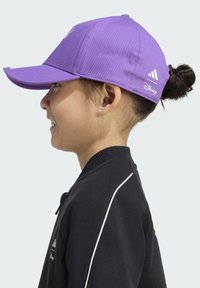 Fioletowa czapka z materiału ma zaokrąglony daszek oraz loga Adidasa i Disneya. Projekt ma dopasowane tyły, co czyni ją odpowiednią dla dzieci.