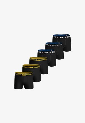 Drei Paar schwarze Boxershorts mit gelbem Steelers-Bund und drei Paar mit blauem NFL-Bund, angeordnet in zwei diagonalen Reihen.