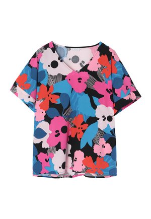 Īsām piedurknēm, V-veida kakla blūze ar ziedu rakstu rozā, sarkanā, zilā un melnā krāsā, izgatavota no viegla auduma ar brīvu piegriezumu.