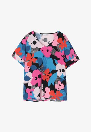 Blůza s krátkým rukávem a výstřihem do V se květinovým vzorem v růžové, červené, modré a černé barvě, vyrobená z lehkého materiálu s uvolněným střihem.