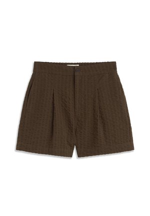 Shorts en tissu texturé marron avec fermeture à bouton et zip, plis sur le devant et ourlet droit.