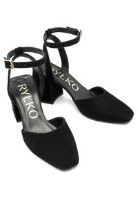 Czarne zamszowe buty na blokowym obcasie z paskiem na kostce. Posiadają spiczasty nos i gładką podeszwę. Złoty detal klamry na pasku.