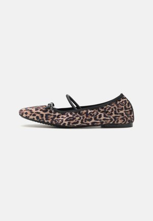 Balletskor med ett leopardmönster i nyanser av beige, svart och brunt. Har ett svart band och en platt gummisula. Stretchmaterial.