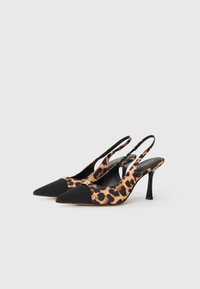 Leopardikuosi slingback-korot mustalla teräväkärkisellä osalla, joissa on hieno korko ja kultainen yksityiskohta edessä. Teksturoitu kangasmateriaali.