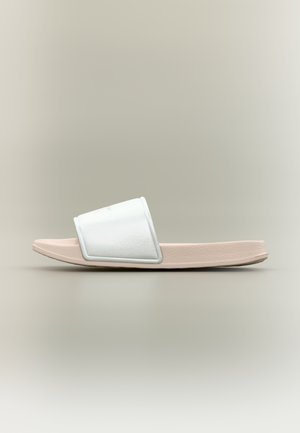 Infradito singolo rosa chiaro con una larga fascia bianca e suola texturizzata su uno sfondo neutro.