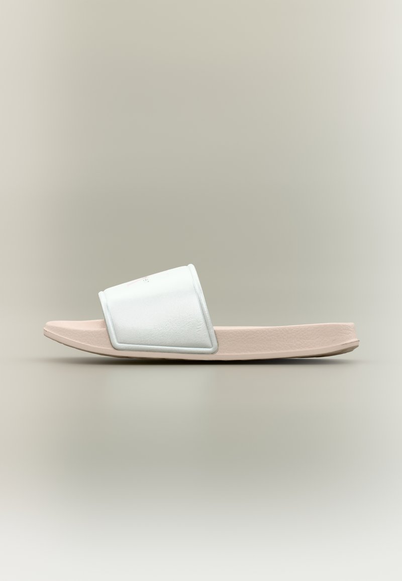 Μονό ροζ σανδάλι με φαρδιά λευκή λουρίδα και υφασμένη σόλα σε ουδέτερο φόντο.