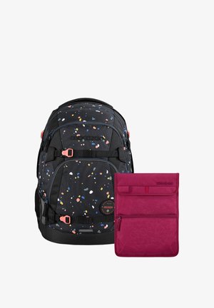 Schwarzer Rucksack mit bunten Sprenkeln und korallenfarbenen Schnallen neben einem einfarbigen magentaroten Beutel mit Reißverschluss und Blumenmuster.