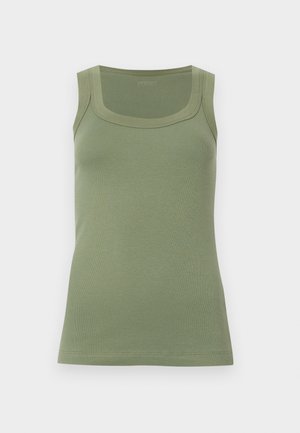 Débardeur côtelé sans manches vert avec un décolleté carré, présenté sur un fond clair uni.