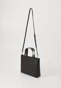 Borsa a tracolla nera in materiale sintetico con due manici corti e una lunga tracolla regolabile. Presenta una forma rettangolare e un design minimalista.