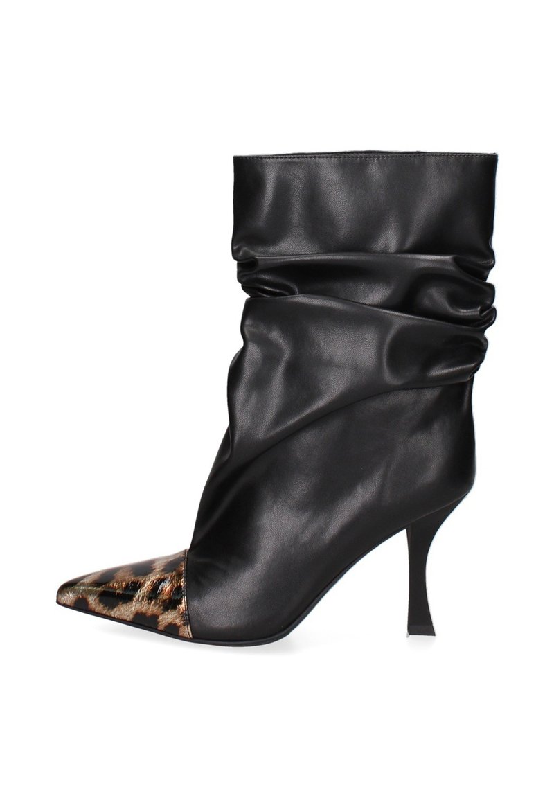 Stivale alla caviglia in pelle nera con design arricciato, punta affusolata e un'accento in stampa leopardata sulla punta. Presenta un tacco sottile.