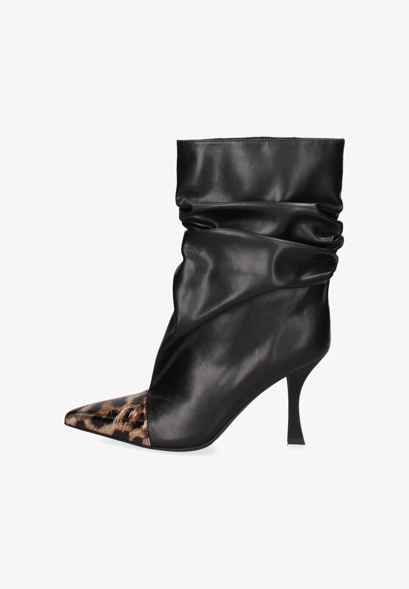 Stivale alla caviglia in pelle nera con design arricciato, punta affusolata e un'accento in stampa leopardata sulla punta. Presenta un tacco sottile.