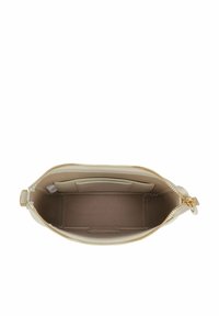 Interno di una borsa a mano in pelle beige con una texture liscia, dotata di chiusura con zip, ampia tasca e scomparti per carte di credito in una fodera color beige chiaro.