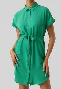 Grön kortärmad skjortklänning i lättviktig tyg, med knäppning fram, krage och ett knytbälte i midjan.