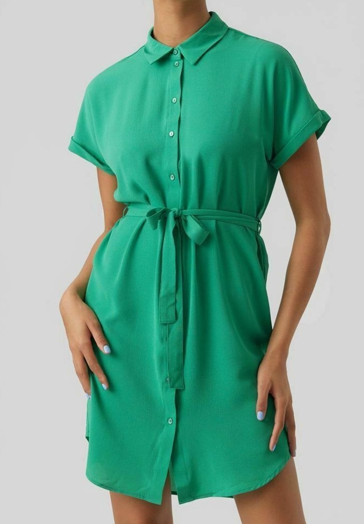 Grön kortärmad skjortklänning i lättviktig tyg, med knäppning fram, krage och ett knytbälte i midjan.