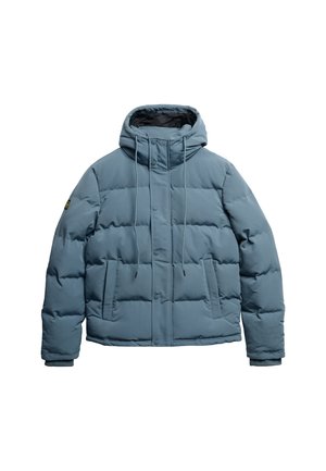 Chamarra azul acolchada con capucha, que cuenta con un cierre frontal de botones, cordones ajustables y dos bolsillos laterales. Textura suave y diseño acolchado.