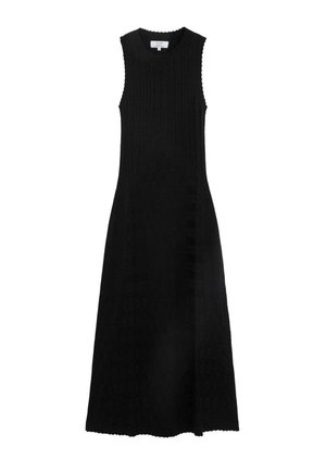Vestido midi negro sin mangas de punto, con escote redondo y sutil patrón texturizado, ajustado en la parte superior y ligeramente acampanado hacia el dobladillo.