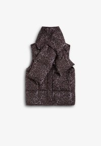 Chaleco acolchado en un estampado de leopardo marrón oscuro y negro. Presenta un cuello alto y dos bolsillos frontales. Textura suave y diseño acolchado.