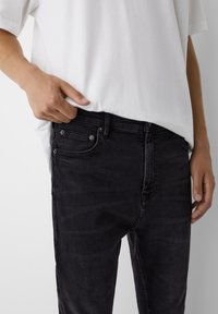 PULL&BEAR BASIC CARROT - Jeans Tapered Fit - black