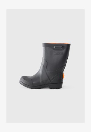 Bota impermeable de goma negra con un acabado texturizado, un forro interior naranja y un asa lateral para poner y quitar fácilmente. Presenta una suela robusta con relieve.