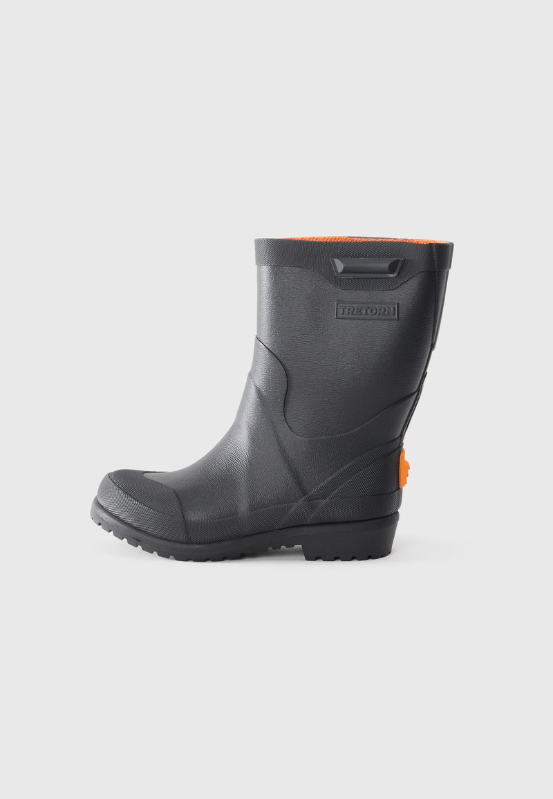 Botte en caoutchouc noir imperméable avec une finition texturée, une doublure intérieure orange et une poignée latérale pour un enfilage facile. Dotée d'une semelle robuste à crampons.
