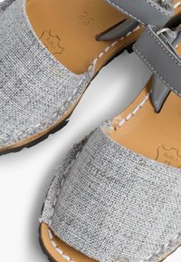 Pisamonas MENORQUINAS NIÑOS AVARCAS TEJIDO - Sandals - gris