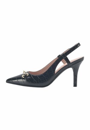 Chaussure à talon haut slingback noire à bout pointu avec texture crocodile et détail chaîne dorée à l'avant.