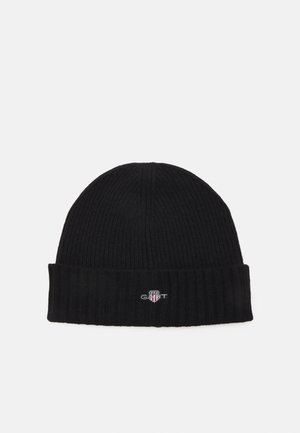 Zwarte gebreide beanie met een omgeslagen rand, voorzien van een klein geborduurd logo aan de voorkant. Ribbelstructuur over het hele oppervlak.