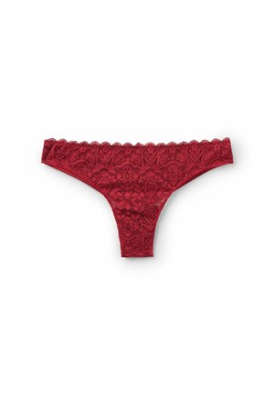 Rode kanten string met bloem- en hartpatronen, golvende randen en een zachte, gestructureerde afwerking.