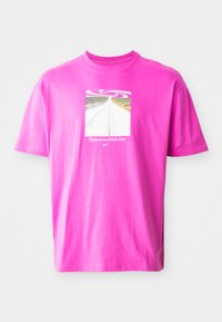 TEE OPEN - Tricou cu imprimeu - active fuchsia